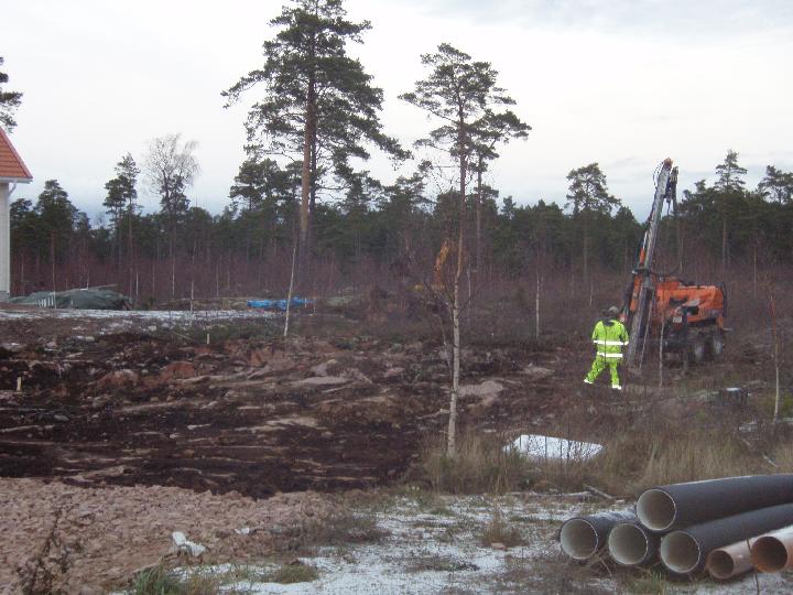 borrning infor sprangningen 43120 hus 2.JPG - borrningen påbörjts snart dags för sprängning